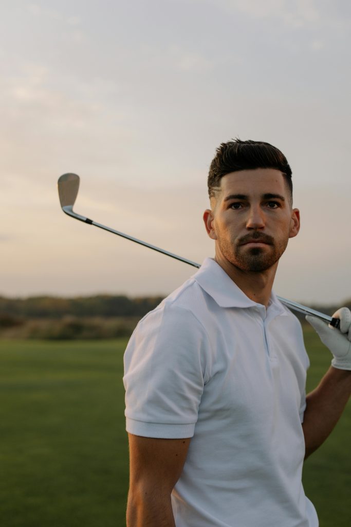 Jouer au golf sous la pluie