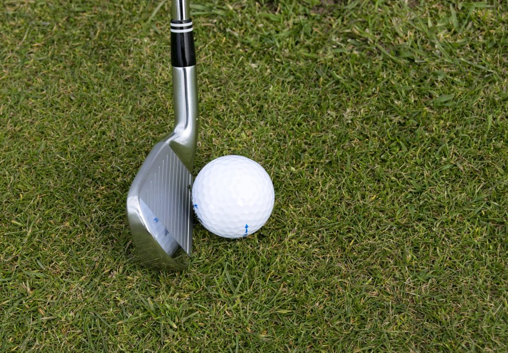 Jouer au golf sous la pluie